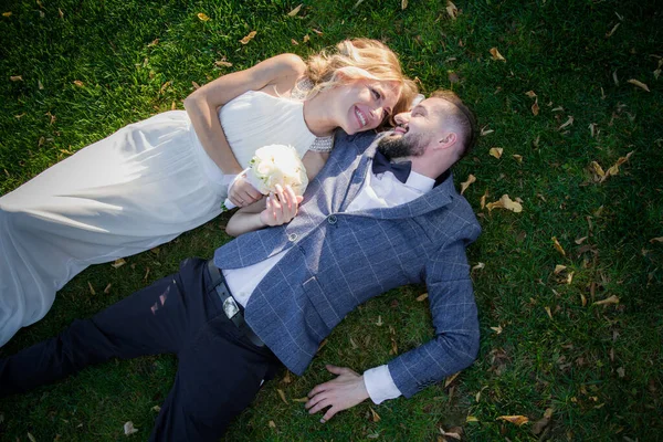 Los Recién Casados Están Tirados Césped Disfrutando Uno Del Otro — Foto de Stock