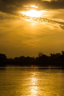 Nehrin üzerinde bulutlarla inanılmaz bir gün batımı..