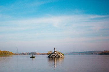 Nehrin ortasında bir şamandıra ve bir tekne.