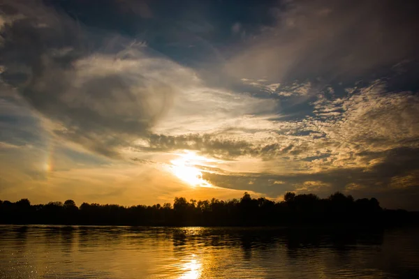 Increíble Puesta Sol Sobre Río Con Nubes — Foto de Stock
