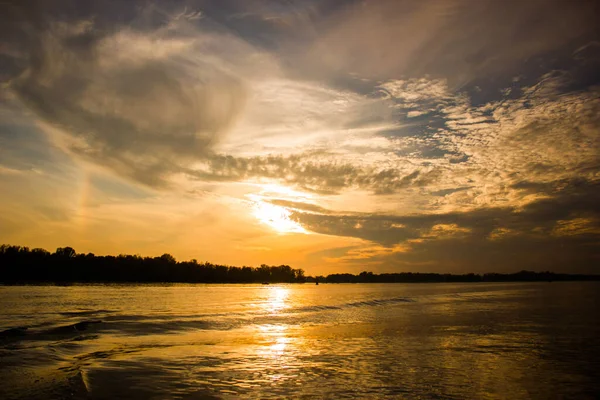 Increíble Puesta Sol Sobre Río Con Nubes — Foto de Stock