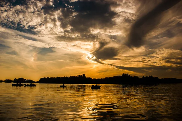 Increíble Puesta Sol Sobre Río Con Nubes — Foto de Stock