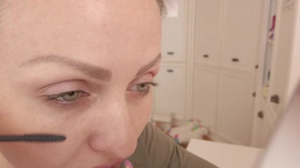 Meisje Schildert Wimpers Met Mascara — Stockvideo