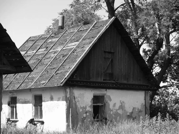 Köydeki Eski Siyah Beyaz — Stok fotoğraf