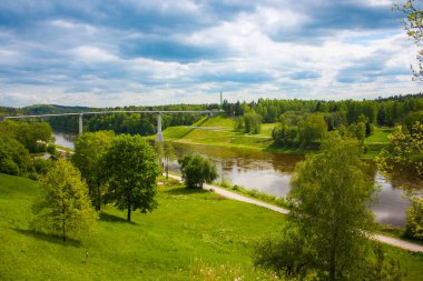 Dağdan nehrin manzarası