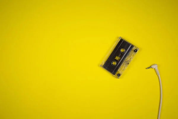 Retro Kaseta Audio Żółtym Tle — Zdjęcie stockowe