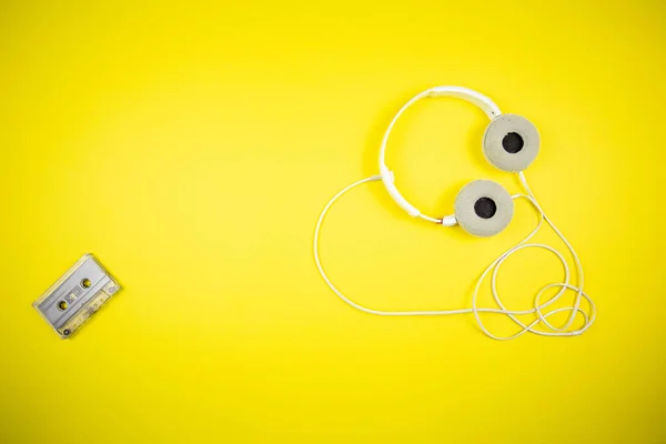 Аудіокасета Сучасні Навушники Жовтому Фоні — стокове фото