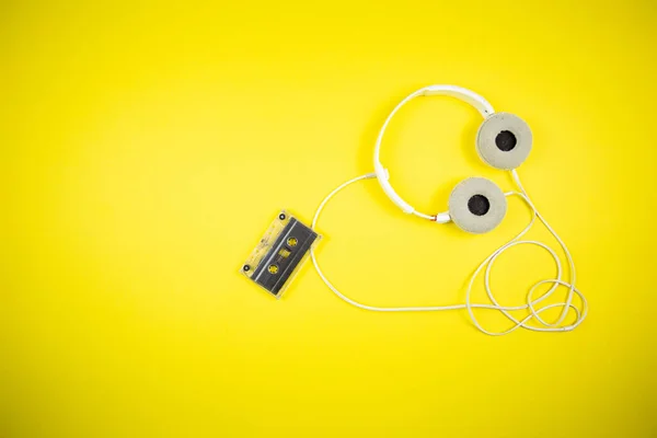 Audio Cassette Tape Moderne Hoofdtelefoon Een Gele Achtergrond — Stockfoto