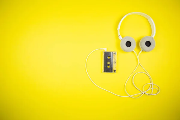 Kaseta Audio Nowoczesne Słuchawki Żółtym Tle — Zdjęcie stockowe