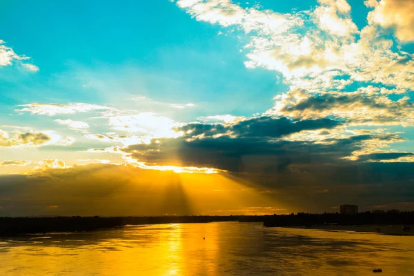 Hermosa Puesta Sol Sobre Río Los Rayos Del Sol Brillan — Foto de Stock