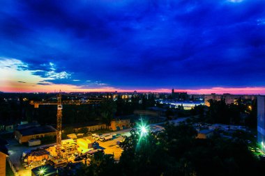 Gece şehri ve inşaat vinci yükseklikten