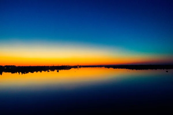 Красивый Восход Солнца Над Рекой — стоковое фото