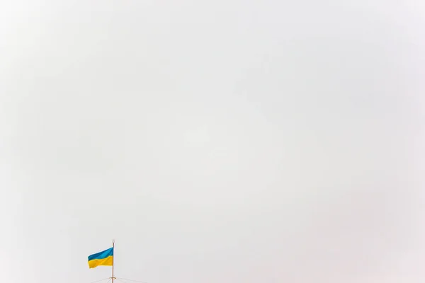 Bandiera Dell Ucraina Uno Sfondo Cielo Grigio — Foto Stock