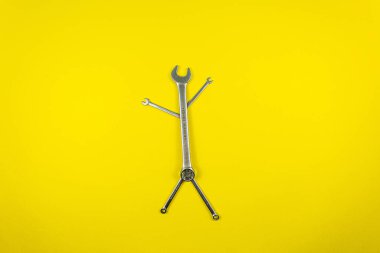 Sarı arka planda farklı boyutlarda anahtarlar.