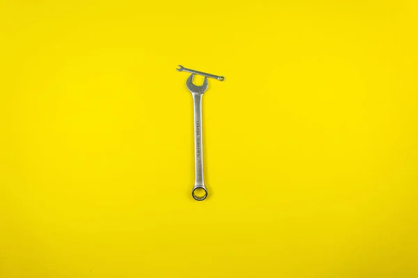Zwei Schraubenschlüssel Auf Gelbem Hintergrund — Stockfoto