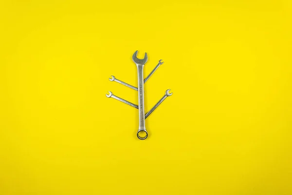Набір Ключів Різного Розміру Жовтому Тлі — стокове фото
