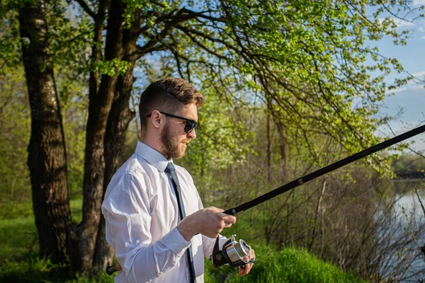 Uomo Che Pesca Abito Lavoro Camicia Bianca Cravatta — Foto Stock