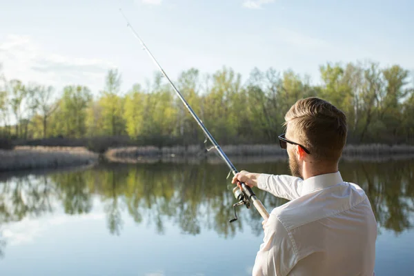 一个穿着西装 白衬衫和领带的男人在钓鱼 — 图库照片