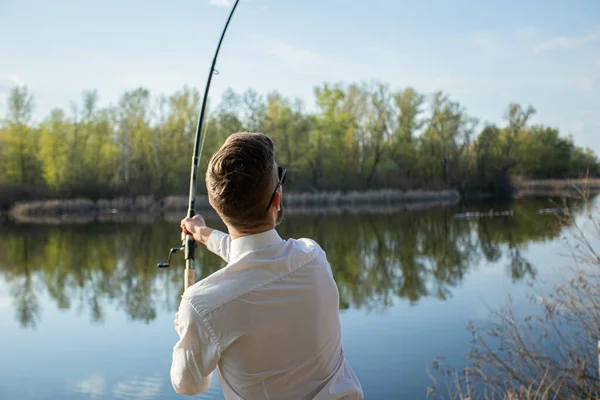 Man Som Fiskar Kostym Vit Skjorta Och Slips — Stockfoto