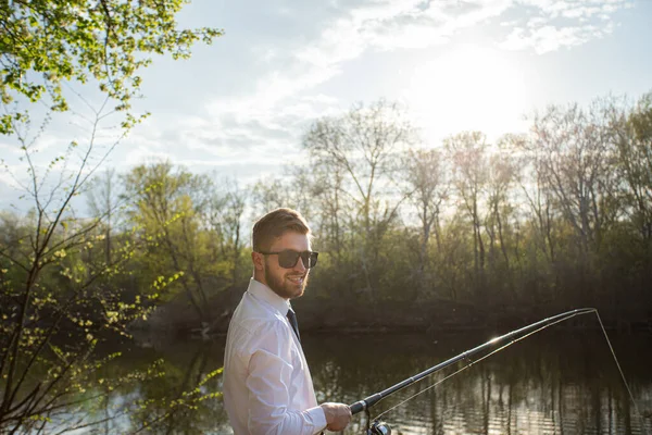 Uomo Che Pesca Abito Lavoro Camicia Bianca Cravatta — Foto Stock