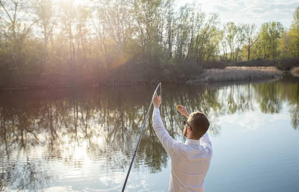 Uomo Che Pesca Abito Lavoro Camicia Bianca Cravatta — Foto Stock