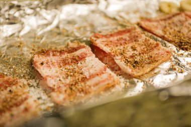 Tekne hazırlığı, tuz ve biberli balyk. Folyo kızartma