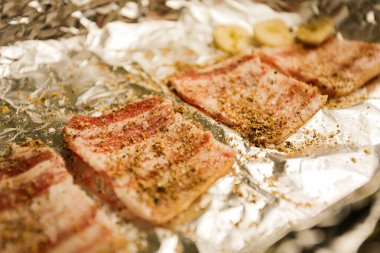 Tekne hazırlığı, tuz ve biberli balyk. Folyo kızartma