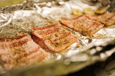 Tekne hazırlığı, tuz ve biberli balyk. Folyo kızartma