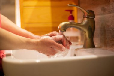 Sabun, temizlik ve hijyenle el yıkama.