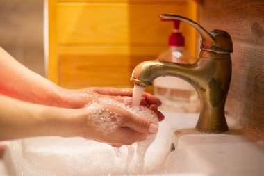 Sabun, temizlik ve hijyenle el yıkama.