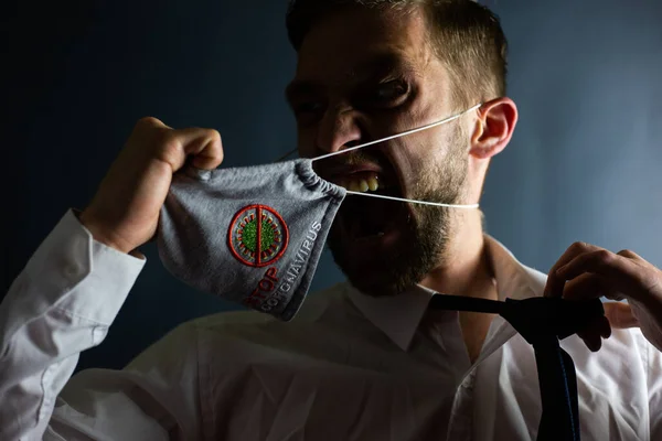 Een Man Doet Zijn Gezichtsmasker Stop Het Coronavirus Met Emoties — Stockfoto