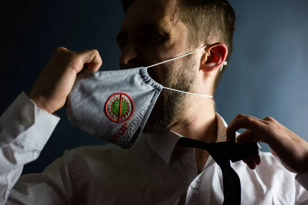 Een Man Doet Zijn Gezichtsmasker Stop Het Coronavirus Met Emoties — Stockfoto