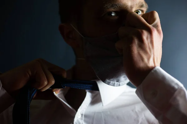 Een Man Doet Zijn Gezichtsmasker Stop Het Coronavirus Met Emoties — Stockfoto