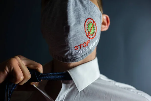 ネクタイとマスクの男 ストップコロナウイルス — ストック写真