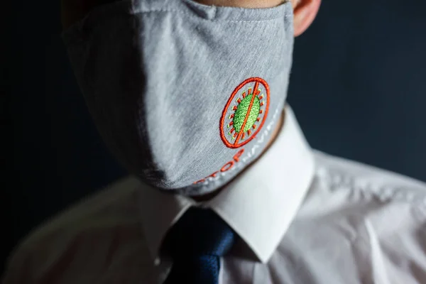 넥타이를 마스크를 코로나 바이러스를 — 스톡 사진