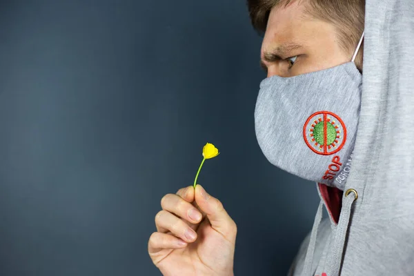 마스크를 남자가 코로나 바이러스를 멈춰라 냄새를 맡는다 — 스톡 사진