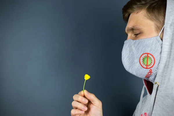 마스크를 남자가 코로나 바이러스를 멈춰라 냄새를 맡는다 — 스톡 사진
