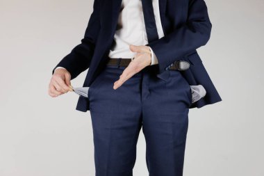 Takım elbiseli bir adam ceplerini boşalttı. Finansal kriz. İflas, iş dünyasında. Parası olmayan bir girişimci..