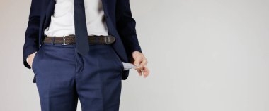 Takım elbiseli bir adam ceplerini boşalttı. Finansal kriz. İflas, iş dünyasında. Parası olmayan bir girişimci..