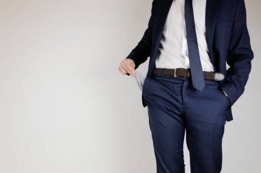 Takım elbiseli bir adam ceplerini boşalttı. Finansal kriz. İflas, iş dünyasında. Parası olmayan bir girişimci..