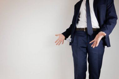 Takım elbiseli bir adam ceplerini boşalttı. Finansal kriz. İflas, iş dünyasında. Parası olmayan bir girişimci..