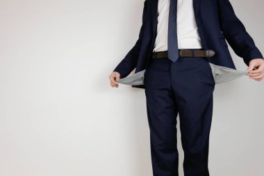 Takım elbiseli bir adam ceplerini boşalttı. Finansal kriz. İflas, iş dünyasında. Parası olmayan bir girişimci..