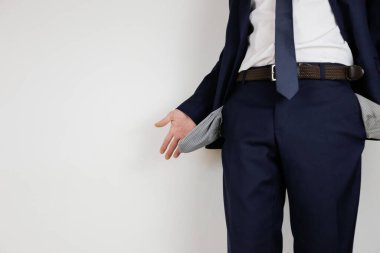Takım elbiseli bir adam ceplerini boşalttı. Finansal kriz. İflas, iş dünyasında. Parası olmayan bir girişimci..
