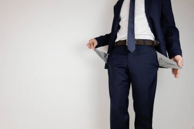 Takım elbiseli bir adam ceplerini boşalttı. Finansal kriz. İflas, iş dünyasında. Parası olmayan bir girişimci..