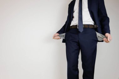 Takım elbiseli bir adam ceplerini boşalttı. Finansal kriz. İflas, iş dünyasında. Parası olmayan bir girişimci..