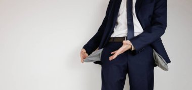 Takım elbiseli bir adam ceplerini boşalttı. Finansal kriz. İflas, iş dünyasında. Parası olmayan bir girişimci..