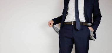 Takım elbiseli bir adam ceplerini boşalttı. Finansal kriz. İflas, iş dünyasında. Parası olmayan bir girişimci..