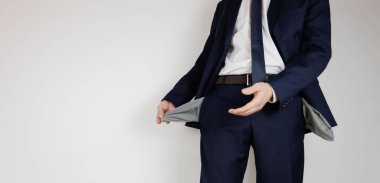 Takım elbiseli bir adam ceplerini boşalttı. Finansal kriz. İflas, iş dünyasında. Parası olmayan bir girişimci..