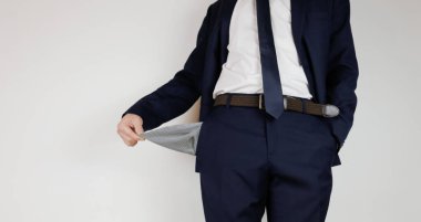 Takım elbiseli bir adam ceplerini boşalttı. Finansal kriz. İflas, iş dünyasında. Parası olmayan bir girişimci..