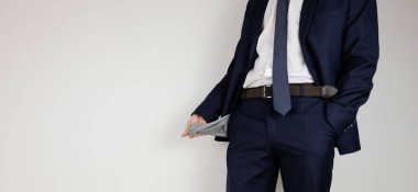 Takım elbiseli bir adam ceplerini boşalttı. Finansal kriz. İflas, iş dünyasında. Parası olmayan bir girişimci..